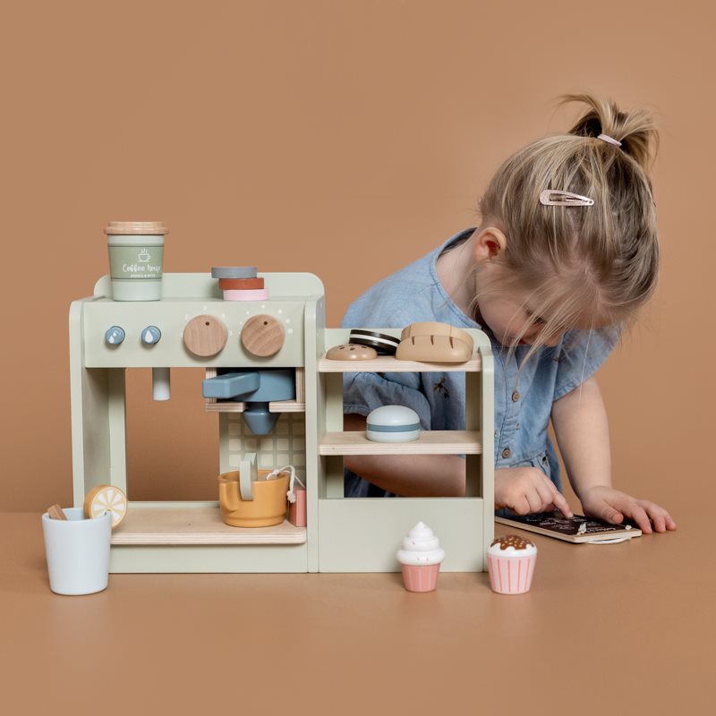 Caffè o tè? Preferite un biscotto o una fetta di torta? Con questo Coffee corner, firmato Little Dutch, i vostri bambini è come se avessero un piccolo bar da gestire, in cui invitare mamma, papà, orsacchiotti e amici a rilassarsi e prendere qualcosa in compagnia!