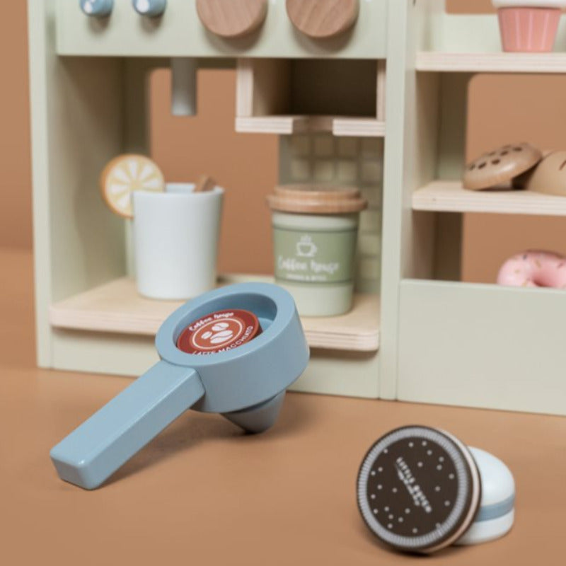 Caffè o tè? Preferite un biscotto o una fetta di torta? Con questo Coffee corner, firmato Little Dutch, i vostri bambini è come se avessero un piccolo bar da gestire, in cui invitare mamma, papà, orsacchiotti e amici a rilassarsi e prendere qualcosa in compagnia!