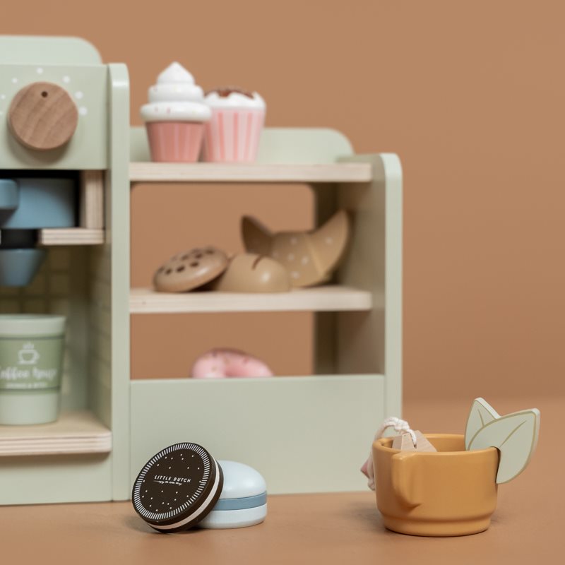 Caffè o tè? Preferite un biscotto o una fetta di torta? Con questo Coffee corner, firmato Little Dutch, i vostri bambini è come se avessero un piccolo bar da gestire, in cui invitare mamma, papà, orsacchiotti e amici a rilassarsi e prendere qualcosa in compagnia!