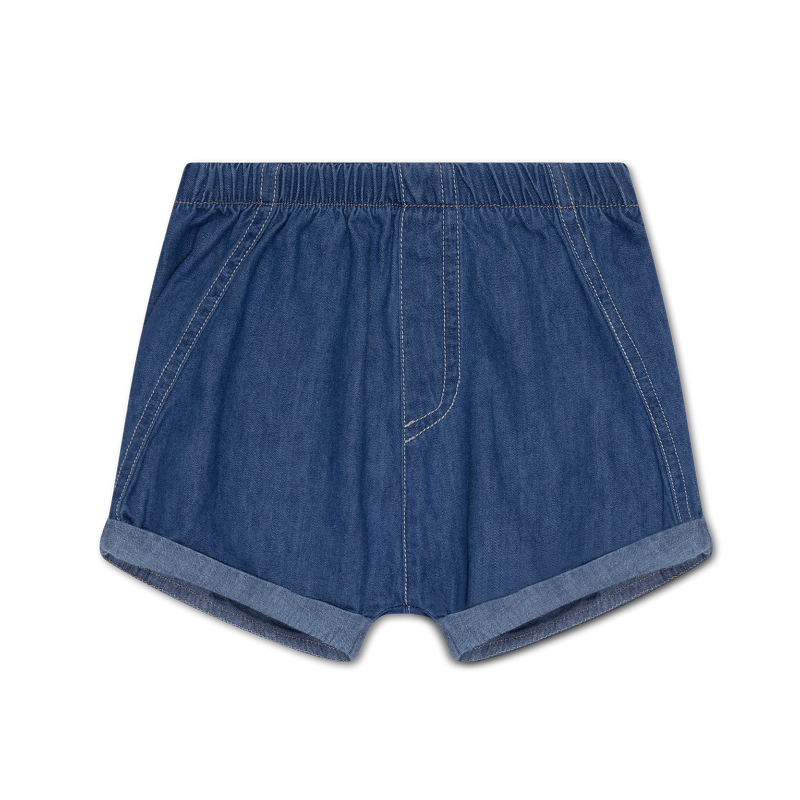 Bellissimo e leggero bermuda denim per i vostri bambini, firmato My Little Cozmo. Elastico in vita, cuciture laterali a contrasto, finta patta, tasca applicata sul retro e orli risvoltati.