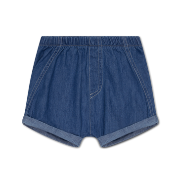 Bellissimo e leggero bermuda denim per i vostri bambini, firmato My Little Cozmo. Elastico in vita, cuciture laterali a contrasto, finta patta, tasca applicata sul retro e orli risvoltati.