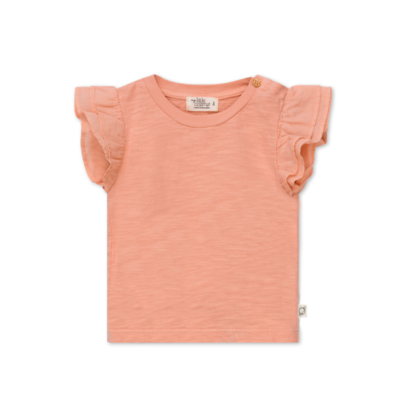  t-shirt bambina in cotone biologico, firmata My Little Cozmo, in tonalità rosa pesca. Maniche corte con dettagli a a volant, chiusura tramite bottone altezza spalla, girocollo a costine