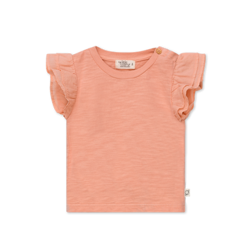  t-shirt bambina in cotone biologico, firmata My Little Cozmo, in tonalità rosa pesca. Maniche corte con dettagli a a volant, chiusura tramite bottone altezza spalla, girocollo a costine