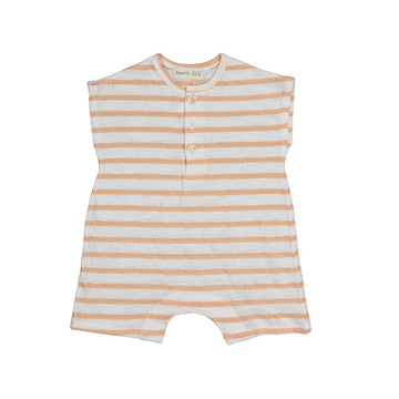 pagliaccetto neonata in morbido cotone biologico a trama righe rosa su fondo bianco. Apertura anteriore tramite bottoni e nella parte inferiore tramite bottoncini a pressione