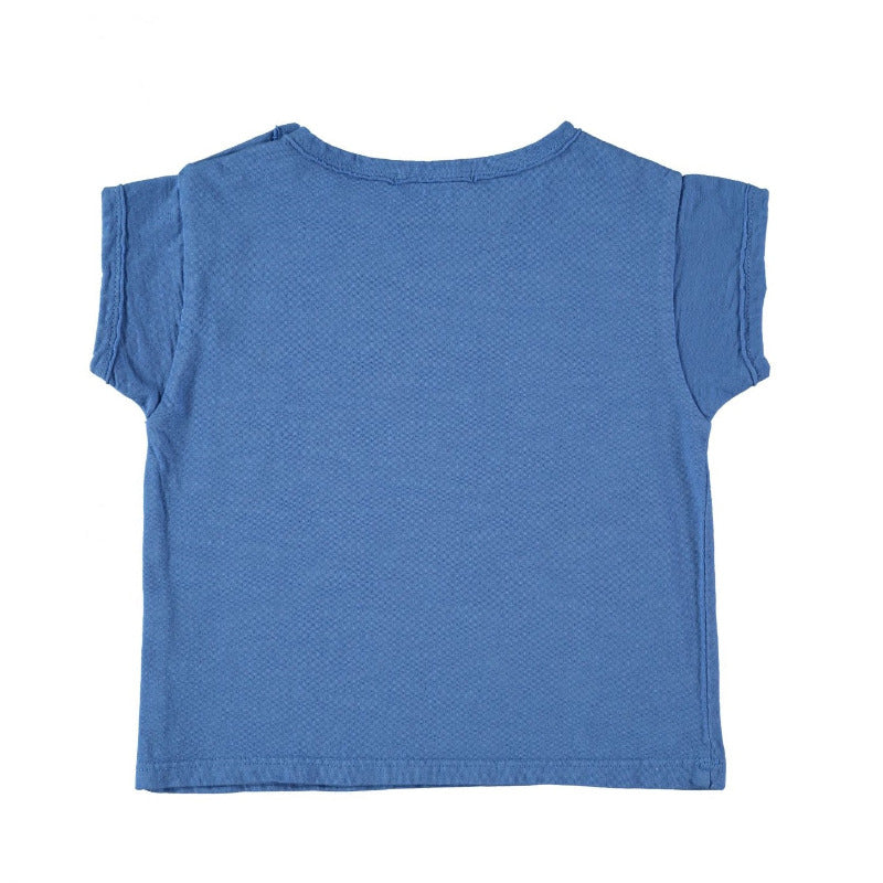 Una bellissima t-shirt per i vostri bambini in morbido e fresco cotone biologico a manica corta, con il logo babyclic su fondo blu elettrico. Apertura lungo spalla tramite bottoncini, finiture con bordi grezzi, tintura in capo.