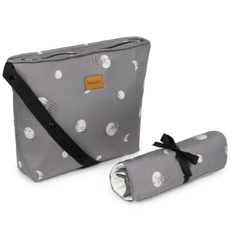 Una bellissima e pratica borsa mamma BabyClic, ideale per portare con sè tutto quello che serve a voi mamme per la cura del vostro bimbo quando siete impegnate nelle attività outdoor.