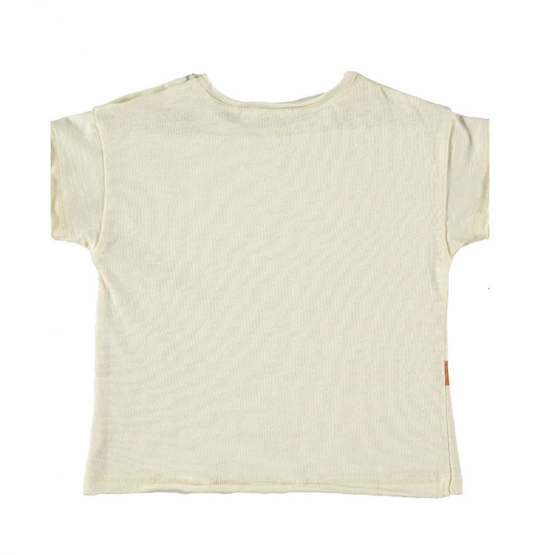t-shirt in morbido e fresco cotone biologico a manica corta, con due linee che si incrociano. Apertura lungo spalla tramite bottoncini in legno.