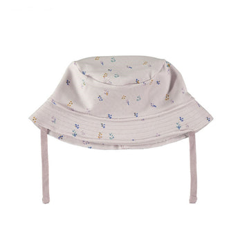 Grazioso cappello estivo per le vostre bambine in morbido e fresco cotone biologico con tanti fiorellini su fonda lavanda. Laccetti in cotone per allacciare il berretto.