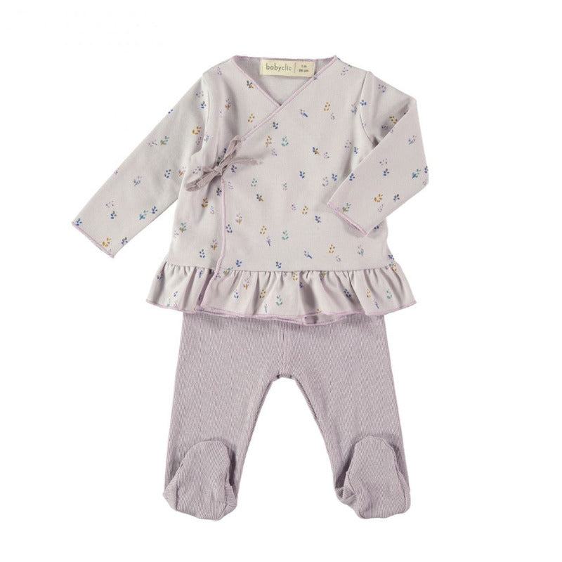 Grazioso completo neonata in morbido e leggero cotone biologico che comprende una maglia kimono in tonalità lavanda con volants nella parte inferiore e ghettina a costine. 