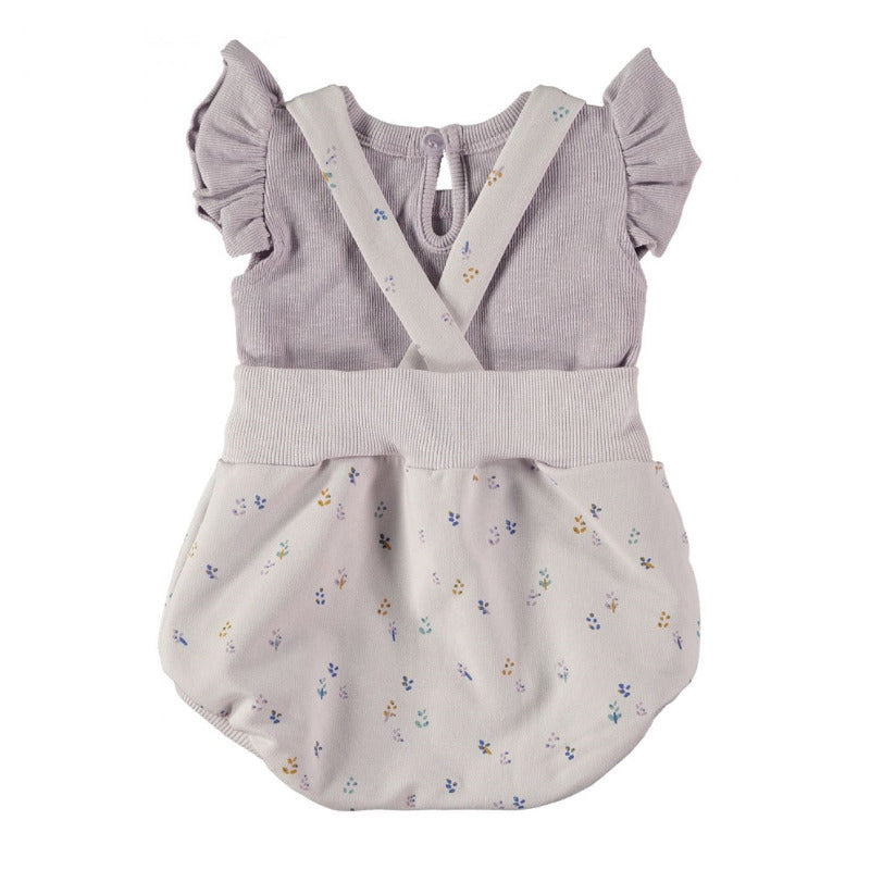 Bellissimo completo neonata con una salopette corta in cotone biologico in tonalità lavanda e una t-shirt a costine con dettagli a volants.