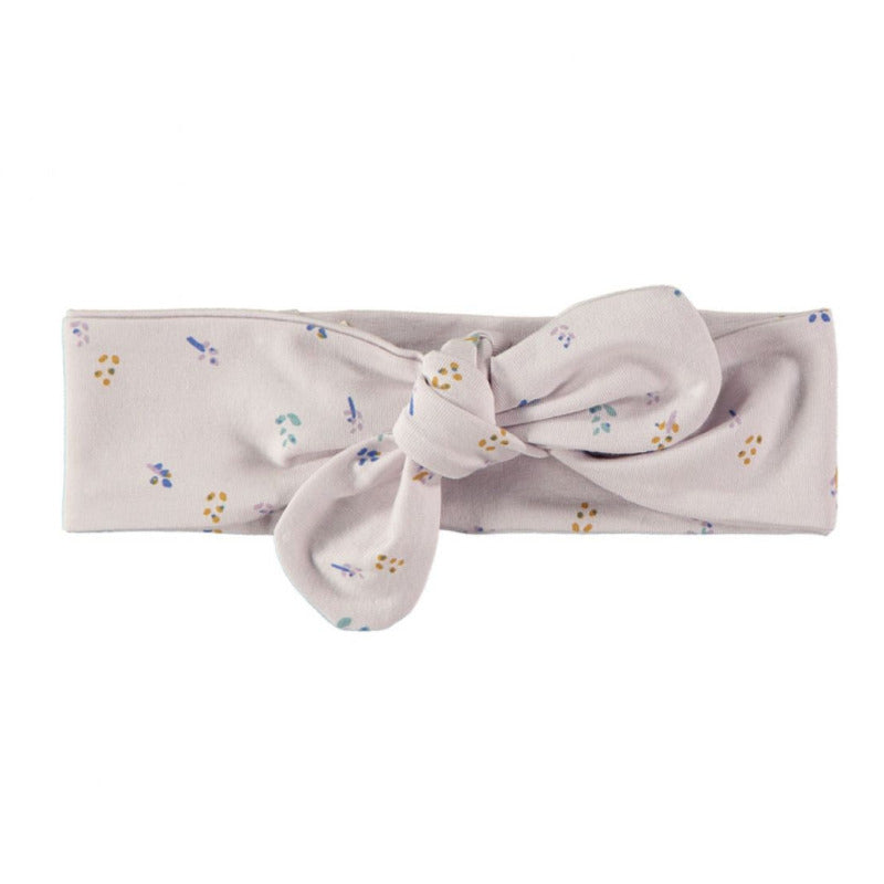Graziosa fascia per capelli per le vostre bambine in morbido e leggero cotone biologico, con tanti piccoli fiori su fondo lavanda. Questo accessorio dona un tocco di stile all'outfit e tiene in ordine i capelli. 