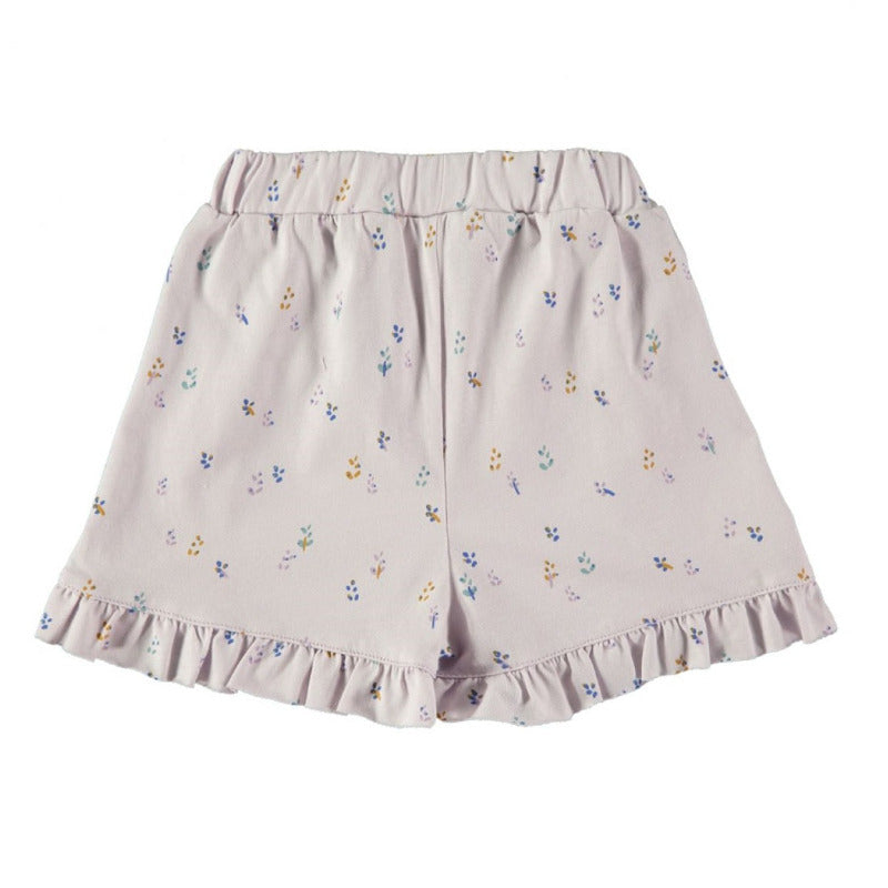 Grazioso shorts per la vostra bambina in cotone biologico con una trama a fiorellini su fondo lavanda Elastico in vita, dettagli a volants frontalmente e sugli orli.