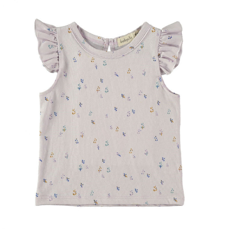 t-shirt bambina in cotone biologico, con tanti piccoli fiori su tonalità lavanda. Volants sulle spalle, apertura tramite bottone ad altezza collo nella parte posteriore