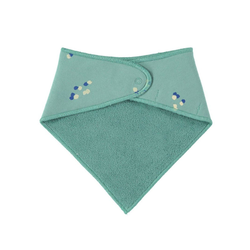 Bellissimo e morbido bavaglino bandana in morbido cotone biologico per i vostri neonati con tanti petali su fondo verde acqua. Chiusura su 2 posizioni tramite bottoncini a pressione.
