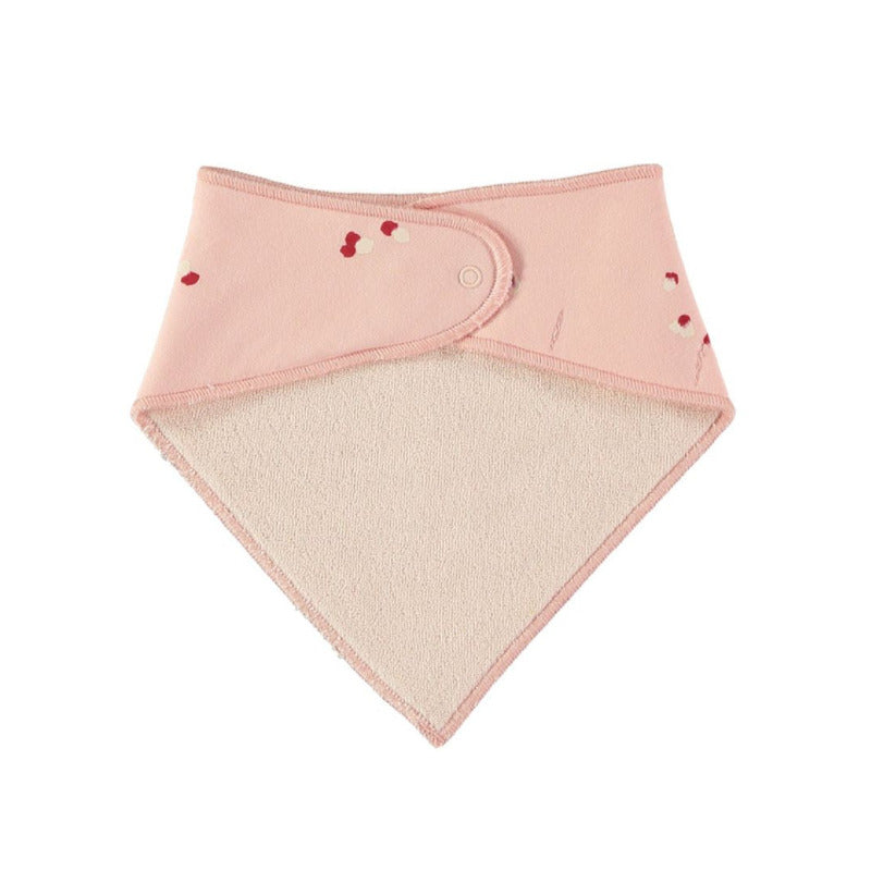 Bellissimo e morbido bavaglino bandana in morbido cotone biologico per la vostra neonata con tanti petali su fondo rosa. Chiusura su 2 posizioni tramite bottoncini a pressione.