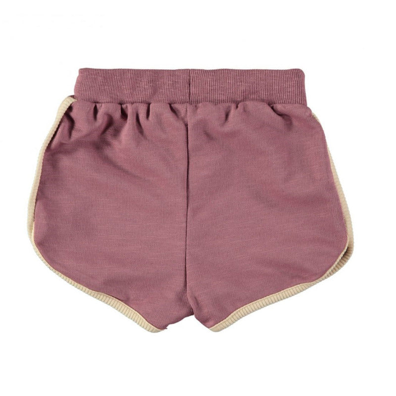 Grazioso shorts per la vostra bambina in cotone biologico in tonalità borgogna. Elastico in vita, chiusura a cordoncino, profili cordati.