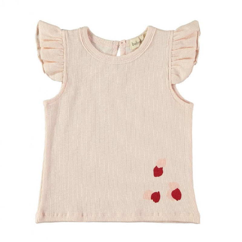 t-shirt per la vostra bambina in morbido e fresco cotone biologico a costine, in tonalità rosa con petali. Volants sulle spalle, apertura tramite bottone ad altezza collo nella parte posteriore.