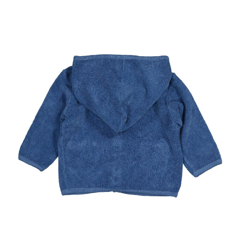 cardigan bambino in morbida spugna di cotone, tonalità blu. Apertura frontale con bottoni in legno, cappuccio, due tasche applicate, elastico in vita e sui polsini