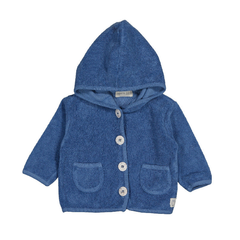 cardigan bambino in morbida spugna di cotone, tonalità blu. Apertura frontale con bottoni in legno, cappuccio, due tasche applicate, elastico in vita e sui polsini