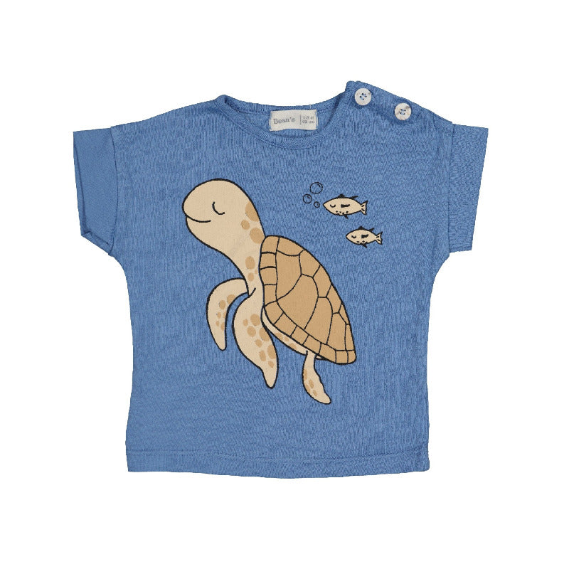 t-shirt bambini a manica corta in morbido cotone biologico di altissima qualità color blu con la stampa di una simpatica tartaruga. Apertura tramite bottoni altezza spalla.