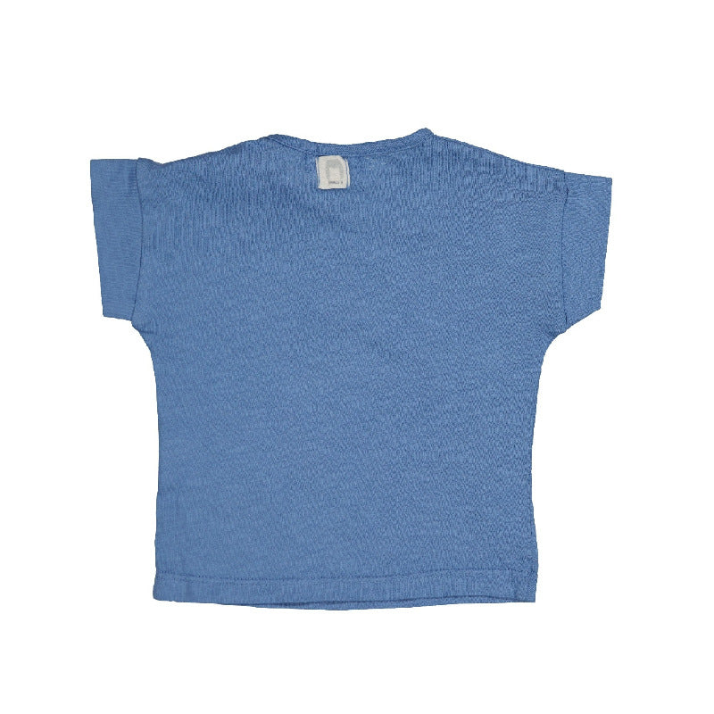 t-shirt bambini a manica corta in morbido cotone biologico di altissima qualità color blu con la stampa di una simpatica tartaruga. Apertura tramite bottoni altezza spalla.