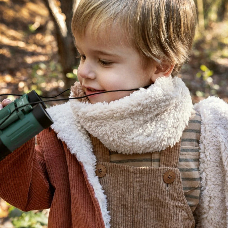 Un morbidissimo scaldacollo sherpa, perfetto per tenere protetto e al caldo il collo dei vostri bambini. Esternamente è in color ecru. internamente in color nocciola.