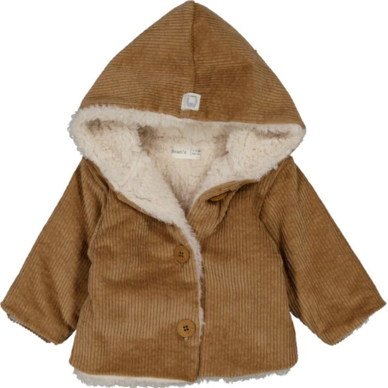 Un bellissimo cappotto in morbido velluto a costine, perfetto per tenere al caldo il corpo dei vostri bambini. Questa giacca è fornita di cappuccio e ha un'apertura frontale tramite bottoni in bio resina. L'interno è in morbida fodera di eco pelliccia.