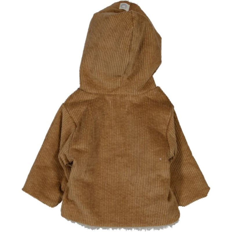 Un bellissimo cappotto in morbido velluto a costine, perfetto per tenere al caldo il corpo dei vostri bambini. Questa giacca è fornita di cappuccio e ha un'apertura frontale tramite bottoni in bio resina. L'interno è in morbida fodera di eco pelliccia.