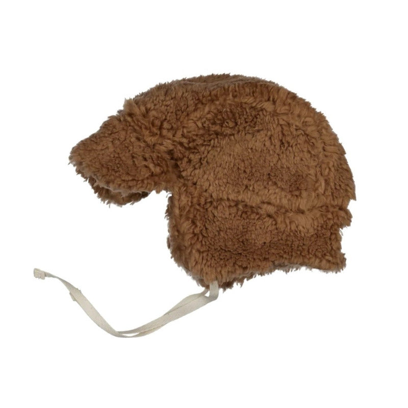 Un bellissimo berretto sherpa in eco pelliccia, perfetto per tenere al caldo la testa dei vostri bambini nelle giornate più fredde. E inoltre, nella parte inferiore due laccetti per tenere ben saldo il berretto in testa.
