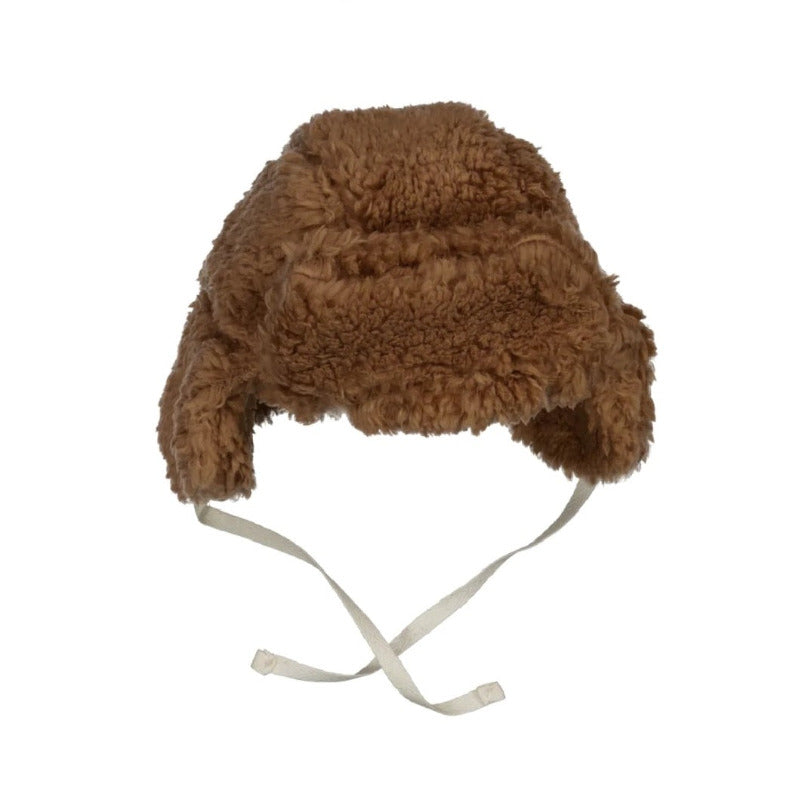 Un bellissimo berretto sherpa in eco pelliccia, perfetto per tenere al caldo la testa dei vostri bambini nelle giornate più fredde. E inoltre, nella parte inferiore due laccetti per tenere ben saldo il berretto in testa.