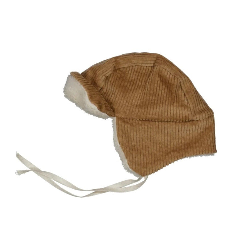 Un bellissimo berretto in morbido velluto a costine, perfetto per tenere al caldo la testa dei vostri bambini nelle giornate più fredde. E inoltre, nella parte inferiore due laccetti per tnere ben saldo il berretto in testa.