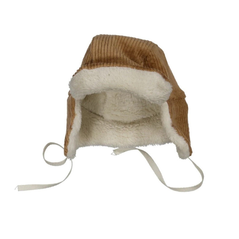 Un bellissimo berretto in morbido velluto a costine, perfetto per tenere al caldo la testa dei vostri bambini nelle giornate più fredde. E inoltre, nella parte inferiore due laccetti per tenere ben saldo il berretto in testa.