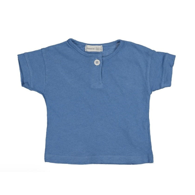 t-shirt bambini a manica corta in un morbido mix di cotone e lino di altissima qualità, in tonalità blu. Apertura tramite bottoni altezza petto. 