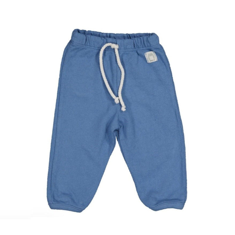 pantalone bambini in cotone biologico color blu, perfetto per la stagione primavera-estate. L'elastico e il laccio regolabile in vita lo rende comodo e pratico. Elastico sui polsini, taschina posteriore applicata.