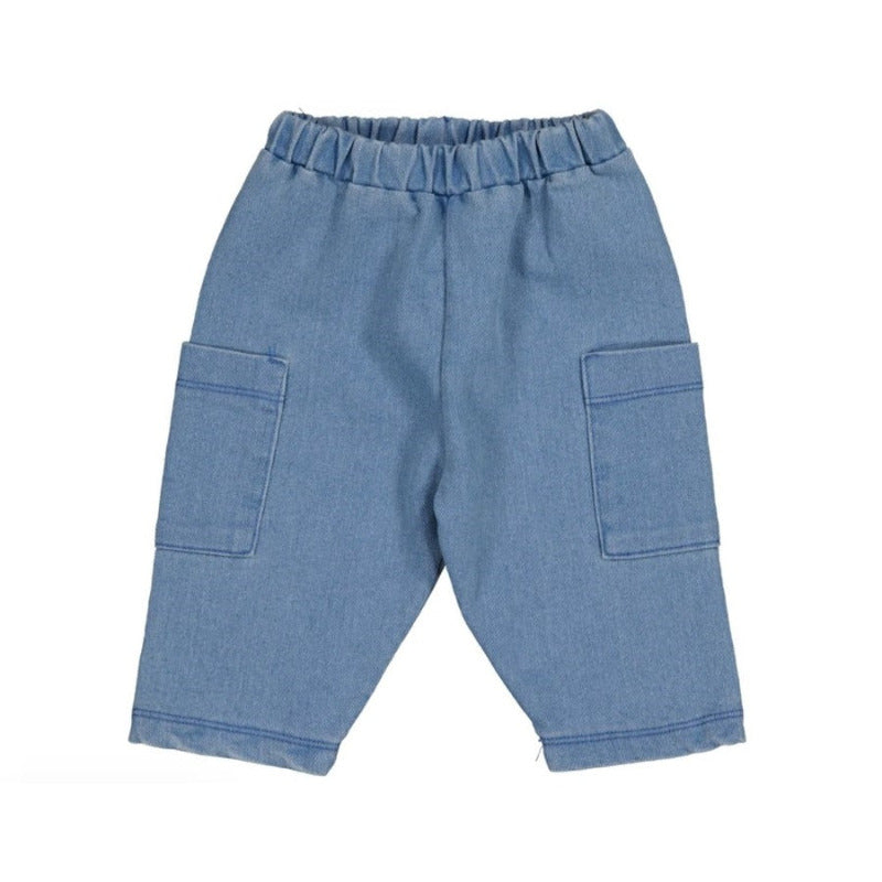  pantalone jeans bambini color blu, perfetto per la stagione primavera-estate. Elastico in vita, tasche applicate laterali ad altezza ginoccio, risvolti negli orli, vestibilità morbida.