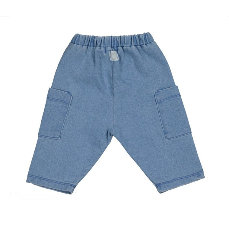  pantalone jeans bambini color blu, perfetto per la stagione primavera-estate. Elastico in vita, tasche applicate laterali ad altezza ginoccio, risvolti negli orli, vestibilità morbida.