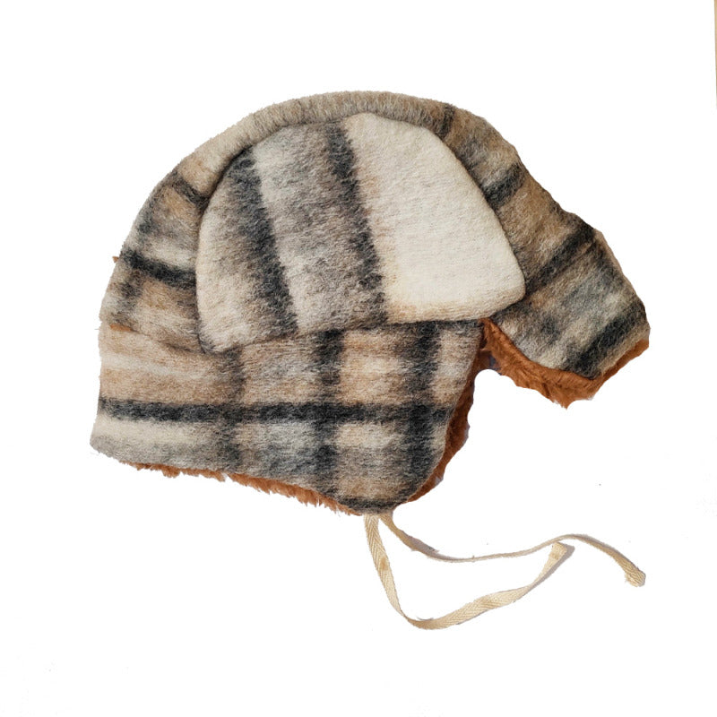 Un bellissimo berretto in lana, perfetto per tenere al caldo la testa dei vostri bambini nelle giornate più fredde. E inoltre, nella parte inferiore due laccetti per tenere ben saldo il berretto in testa.