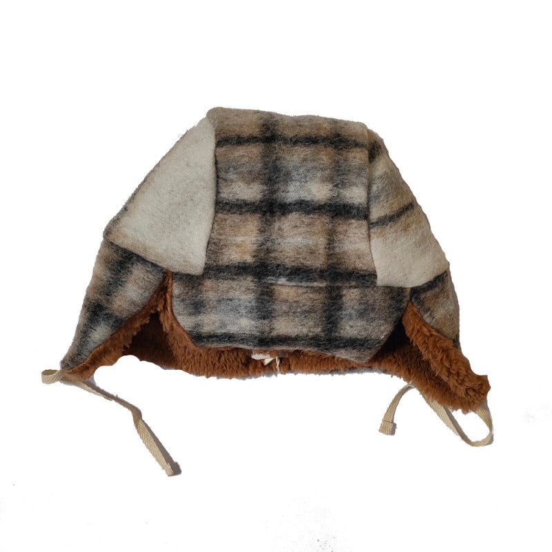 Un bellissimo berretto in lana, perfetto per tenere al caldo la testa dei vostri bambini nelle giornate più fredde. E inoltre, nella parte inferiore due laccetti per tenere ben saldo il berretto in testa.