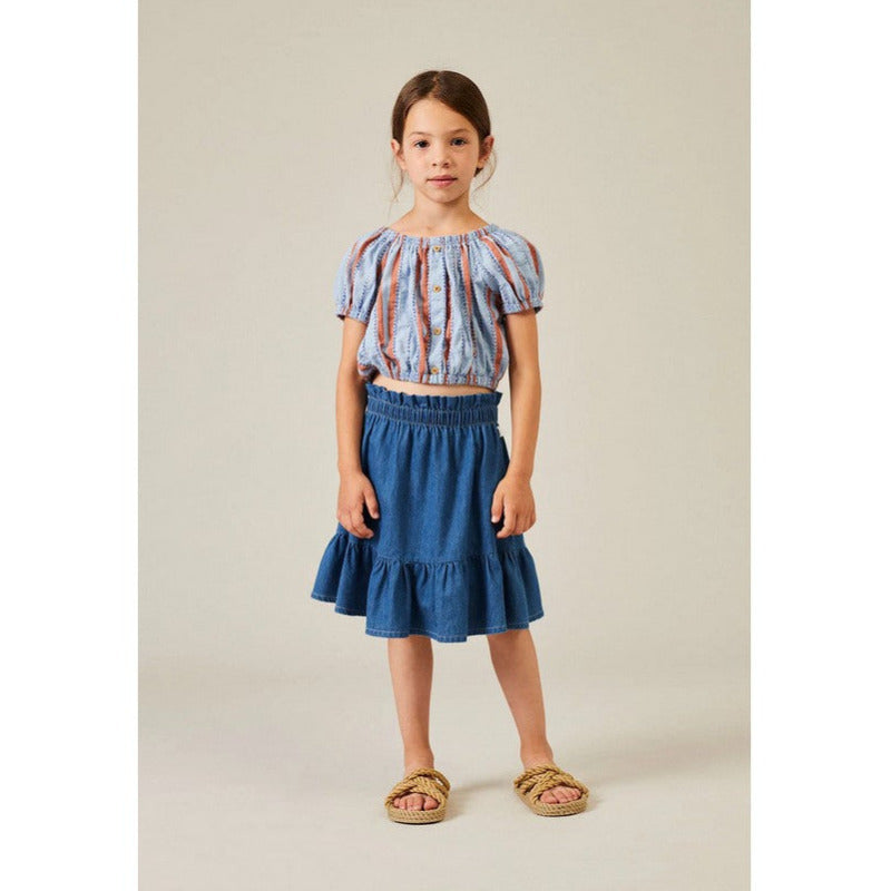 camicetta a manica corta denim per bambina, firmata My Little Cozmo, con righe ricamate. Scollo squadrato, maniche corte a sbuffo, abboittonatura decorativa frontale. Elastico su spalle, polsini e orlo