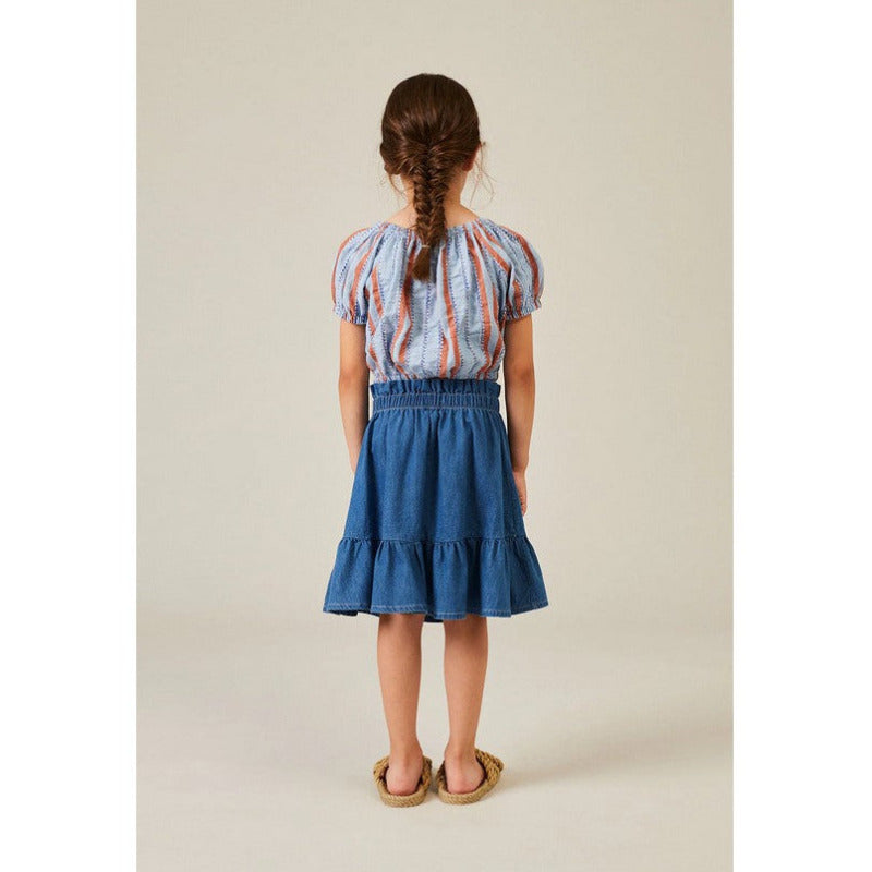 camicetta a manica corta denim per bambina, firmata My Little Cozmo, con righe ricamate. Scollo squadrato, maniche corte a sbuffo, abboittonatura decorativa frontale. Elastico su spalle, polsini e orlo