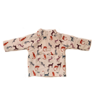 Bellissima felpa pesante foderata in pile di cotone biologico con tanti leopardi sparsi su tutto il tessuto. Apertura frontale altezza collo tramite zip e tasca a canguro.